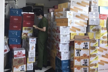 Hà Nội: Thu giữ 8.000 sản phẩm bánh kẹo nghi nhập lậu