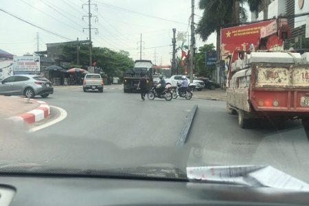 Thái Nguyên: Ô tô chở phôi làm rớt hàng xuống đường gây mất ATGT