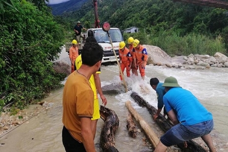 Thợ điện Lai Châu vượt mưa lũ, bảo đảm cấp điện an toàn