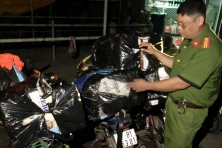 An Giang: Lao thẳng xe xuống kênh để phi tang 4.000 bao thuốc lá nhập lậu