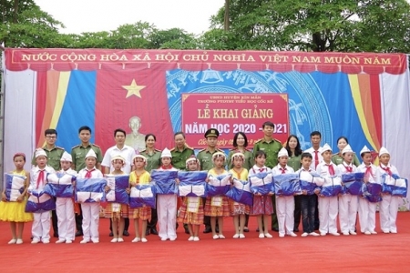 Công an Hà Giang tặng quà học sinh nhân dịp năm học mới