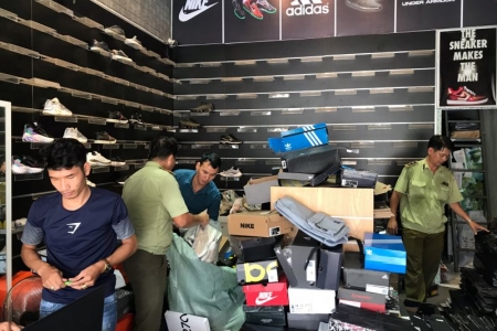 Bình Dương: Phát hiện 480 đôi giày có dấu hiệu giả mạo nhãn hiệu Adidas, Nike