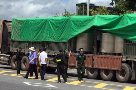 Quảng Ninh: Phát hiện 2 container khai chở giấy cuộn nhưng lõi là bột mịn màu đen