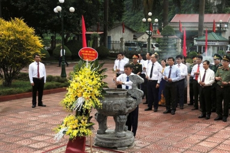 Cao Bằng: Dâng hương Nhà tưởng niệm Chủ tịch Hồ Chí Minh