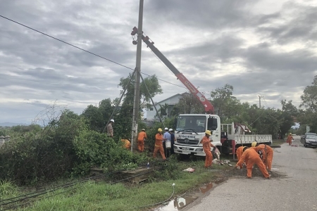 Nỗ lực khôi phục cung cấp điện, khắc phục hậu quả bão số 5