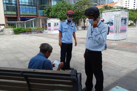 TP.HCM: Yêu cầu người dân tiếp tục đeo khẩu trang khi ra khỏi nhà