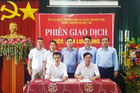 Bắc Ninh: Gần 100 sinh viên tham gia phiên giao dịch việc làm lưu động