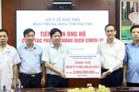 Phú Thọ: Trao tiền hỗ trợ phòng chống dịch bệnh Covid-19