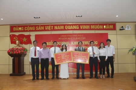 Vĩnh Phúc: Trao thưởng giáo viên hướng dẫn và học sinh đạt thành tích cao tại kỳ thi Olympic Toán quốc tế