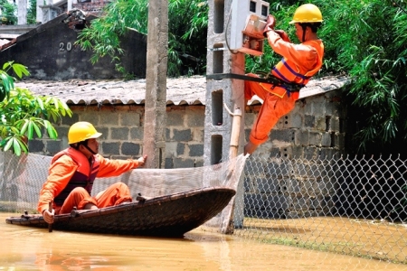 Miền Trung: Gần 108.000 hộ dân bị mất điện do mưa ngập