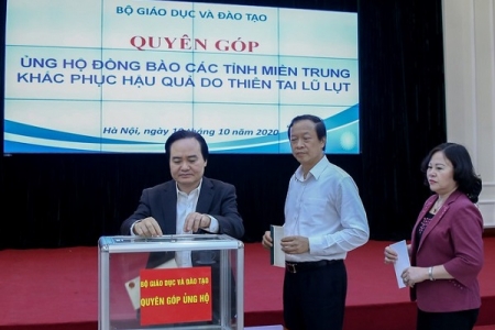 Bộ GD&ĐT quyên góp ủng hộ đồng bào các tỉnh miền Trung