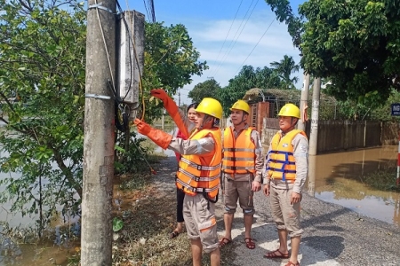 Điện lực Hà Tĩnh đến từng nhà khuyến cáo an toàn sau mưa lũ