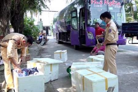 An Giang: Bắt quả tang xe khách vận chuyển lượng lớn hàng lậu