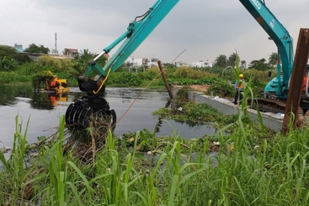 TP.HCM: Thử nghiệm vớt rác bằng phương tiện hiện đại