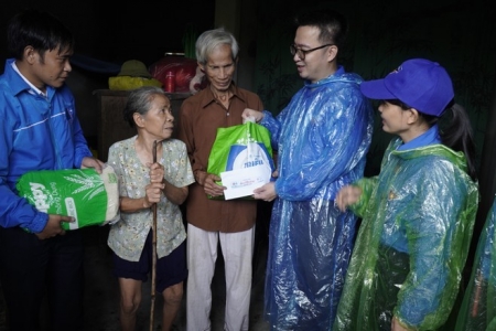 Chương trình “Triệu bữa cơm” tiếp tục đến với người dân vùng bão lũ miền Trung