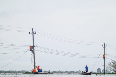 Nỗ lực xử lý sự cố để khôi phục cung cấp điện cho khách hàng sau bão