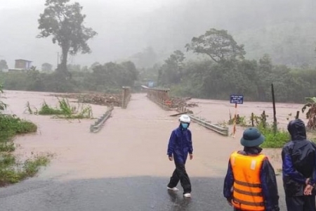 Kon Tum: 2 cầu treo bị cuốn trôi, hàng ngàn người dân bị cô lập gặp nhiều khó khăn