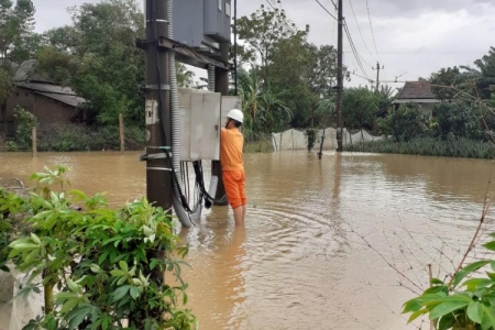 Miền Trung: Hơn 411.000 khách hàng bị mất điện do bão số 13