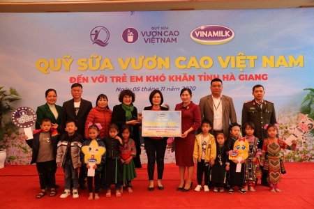 Vinamilk và Quỹ sữa vươn cao Việt Nam trao tặng 94.000 ly sữa cho trẻ em khó khăn Hà Giang