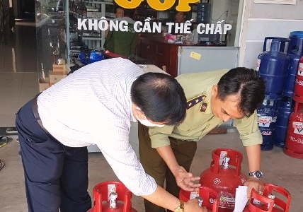 Ninh Thuận: Kiểm tra 2 cơ sở kinh doanh gas có dấu hiệu giả mạo thương hiệu ELF