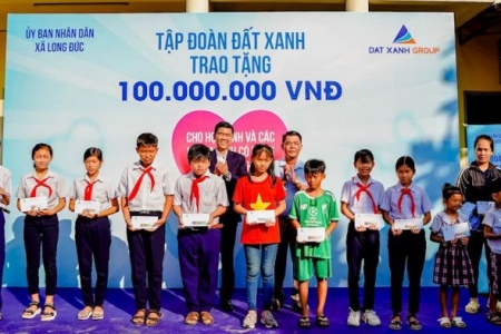 Tập đoàn Đất Xanh hỗ trợ học sinh nghèo và gia đình khó khăn trên địa bàn xã Long Đức