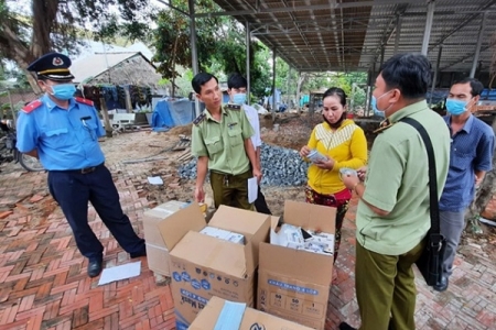 An Giang: Tạm giữ 7.500 chiếc khẩu trang và nhiều mỹ phẩm không rõ nguồn gốc xuất xứ