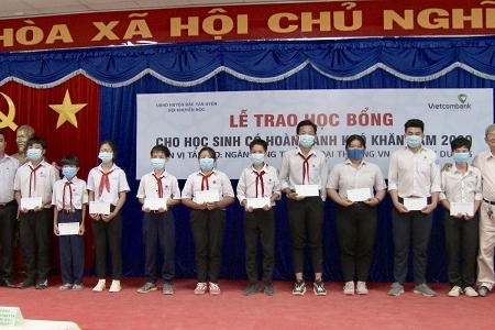 Trao 100 suất học bổng cho học sinh khó khăn tại huyện Bắc Tân Uyên