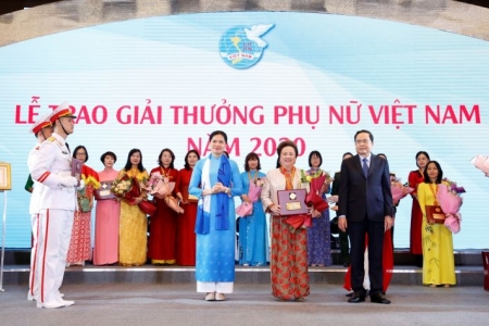 Madame Nguyễn Thị Nga - Chủ tịch Tập đoàn BRG xuất sắc đạt giải thưởng Phụ nữ Việt Nam 2020