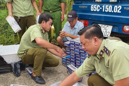 Hậu Giang: Bắt xe chở hơn 2.100 gói thuốc lá lậu