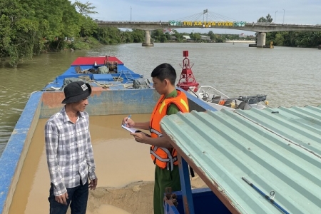 Đồng Nai: Phát hiện “cát tặc” bơm hút cát trái phép sát khu vực thi công bờ kè