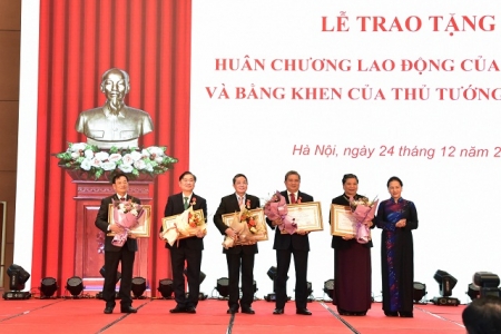 Trao tặng thưởng Huân chương Lao động của Nhà nước và Bằng khen của Thủ tướng Chính phủ cho các đại biểu xuất sắc