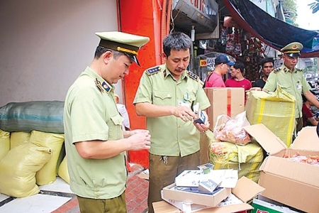 Cục Quản lý thị trường Hà Nội: Tăng cường công tác chống buôn lậu, gian lận thương mại dịp cuối năm