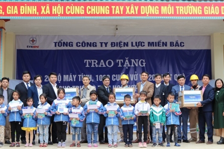 EVNNPC trao tặng quà tại Trường Tiểu học Hợp Thịnh số 2, huyện Hiệp Hòa tỉnh Bắc Giang