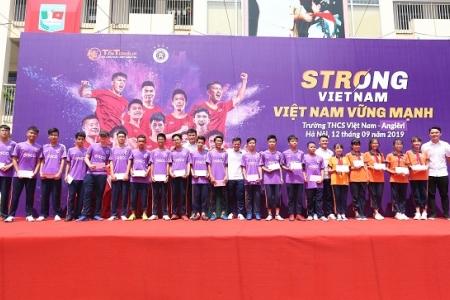 Quang Hải, Bùi Tiến Dũng đeo mặt nạ trung thu truyền cảm hứng tại Strong Vietnam