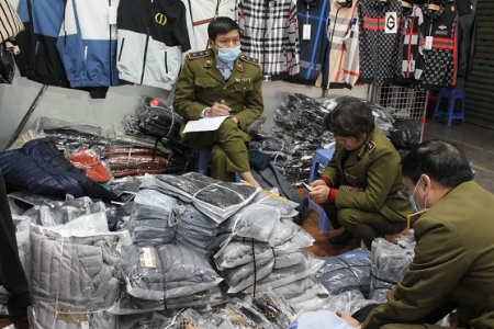 Hà Nội: Thu giữ gần 3.000 sản phẩm có dấu hiệu nhái các thương hiệu thời trang nổi tiếng