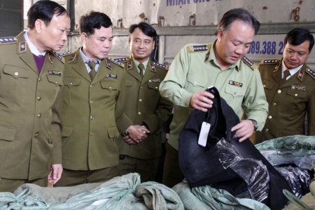 Lực lượng Quản lý thị trường thu giữ hàng chục tấn hàng có dấu hiệu vi phạm ngày cuối năm