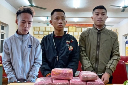 Nghệ An: Bắt giữ ba đối tượng vận chuyển 12 bánh heroin, 54.000 viên ma túy