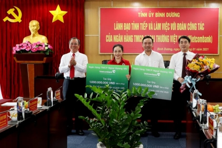 Bình Dương: Vietcombank trao tặng 2 tỷ đồng hỗ trợ người có hoàn cảnh khó khăn, công nhân lao động