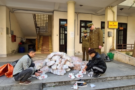 Hà Giang: Tiêu hủy hơn 200 đôi giày thời trang là hàng hóa giả mạo nhãn hiệu nổi tiếng