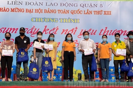 TPHCM: Diễn ra nhiều chương trình nghĩa tình chăm lo tết người lao động có hoàn cảnh khó khăn