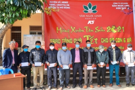 Kon Tum:Trao tặng 125 con heo cho người dân huyện Tu Mơ Rông đón Tết Tân Sửu 2021