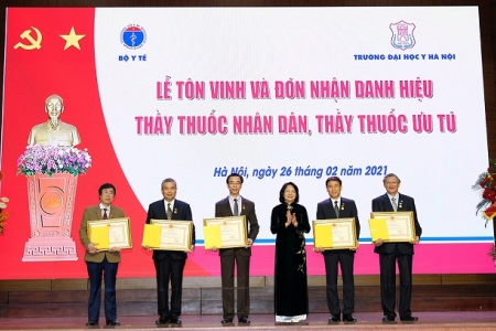 Trao tặng danh hiệu Thầy thuốc Nhân dân 5 bác sĩ trường Đại học Y Hà Nội