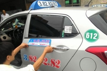 Xe taxi phải niêm yết bảng giá cước ở hai bên cánh cửa xe