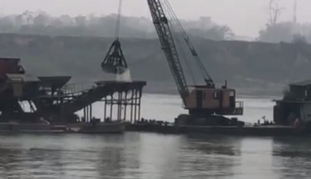 Giáp ranh sông Lô giữa Phú Thọ và Vĩnh Phúc: Rầm rộ khai thác cát trái phép