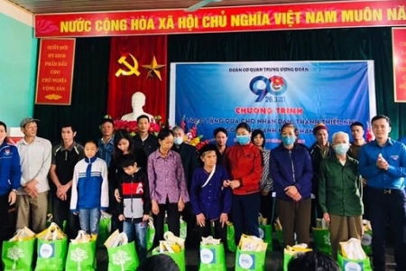 Tặng quà cho nhân dân và thanh thiếu nhi có hoàn cảnh khó khăn tại xã Minh Thanh (Sơn Dương, Tuyên Quang)