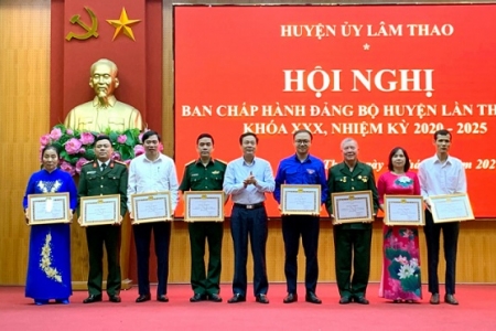 Lâm Thao (Phú Thọ) Khen thưởng 18 tập thể và cá nhân có thành tích xuất sắc trong thực hiện Chỉ thị 05 của Bộ Chính trị