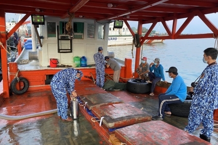 Bắt giữ tàu chở 60.000 lít dầu DO không rõ nguồn gốc