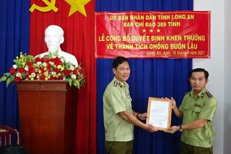 Long An: Khen thưởng Đội QLTT số 1 sau vụ phát hiện, thu giữ 7.200 bao thuốc lá điếu nhập lậu