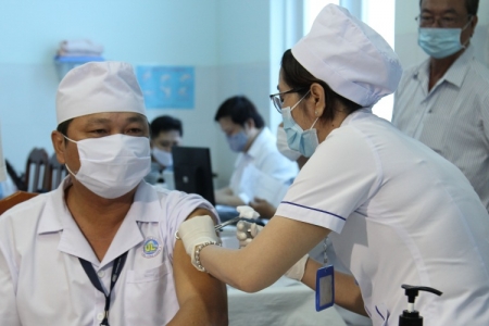 Vĩnh Long: Tiến hành tiêm mũi vaccine đầu tiên phòng chống Covid-19