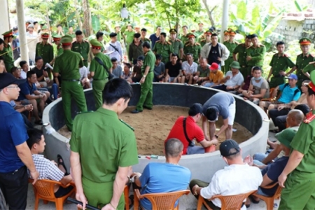 Đột kích sới gà “núp bóng” quán café, thu hơn 200 triệu đồng